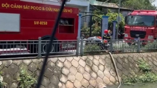 Khẩn trương dập tắt đám cháy, cứu người phụ nữ mắc kẹt trong nhà