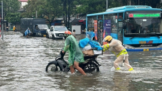 Hà Nội vẫn còn nhiều tuyến đường bị ngập sau bão