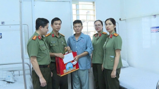 Thăm hỏi, động viên 2 CBCS bị thương khi cứu nạn cứu hộ ở Phú Thọ