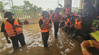 Bữa cơm vội của CBCS Công an Hải Dương khi phòng chống bão lũ