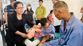 Bộ Giáo dục và Đào tạo thăm hỏi học sinh và hỗ trợ ngành Giáo dục tỉnh Lào Cai 1 tỷ đồng