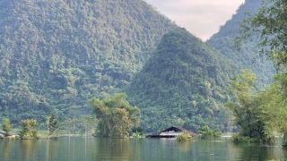 Cao Bằng: Xóm núi ngập sâu, nhiều ngôi nhà vẫn chìm trong biển nước