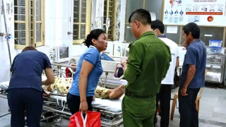 Công an xã đưa người dân đi cấp cứu trong vùng lũ lụt