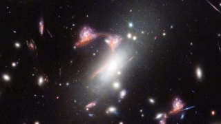 Dấu hỏi chấm kỳ bí trên không gian