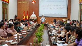 Vụ khay cơm “bèo bọt”: Các giáo viên mầm non bật khóc khi đối thoại với Chủ tịch huyện