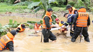 Những chiến sĩ  "chân trần  chí thép" trong bão lũ