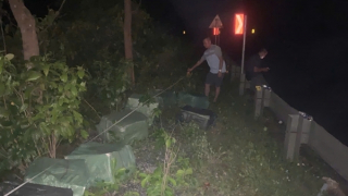 Quẳng 10.500 bao thuốc lá vận chuyển trái phép xuống đường khi gặp Công an