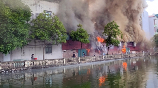 Hà Nội: Dãy nhà xưởng gia công bao bì cháy ngùn ngụt