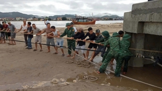 Đang nỗ lực cứu các tàu gặp nạn ở cửa Gianh do mưa lũ