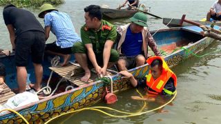 Trục vớt xe ô tô bị rơi xuống nước ở huyện Quốc Oai
