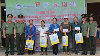 Cục Quản lý xây dựng và doanh trại tặng quà, khám chữa bệnh miễn phí cho người vùng lũ