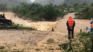 Đi xe máy qua cầu tràn, 2 người bị nước cuốn mất tích