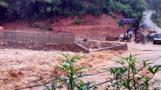 Vùng áp thấp gây mưa lớn ở nhiều tỉnh miền Trung