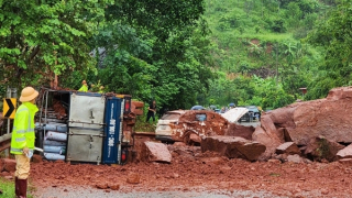 Đá lớn từ taluy lăn trúng ô tô tải và xe con, 8 người bị thương