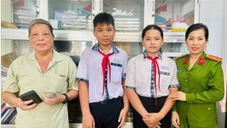 Hai học sinh trả lại gần 11 triệu đồng cho người đánh rơi