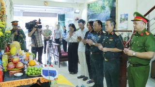 Thường trực Ủy ban Quốc phòng và An ninh thăm, động viên gia đình cán bộ Công an hi sinh