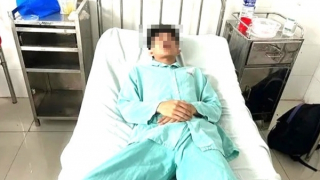 Cho rằng bị “nhìn đểu”, hai học sinh lớp 10, 11 đánh bạn nhập viện