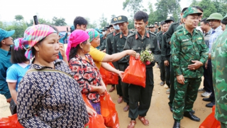 Bùi ngùi buổi chia tay các chú Bộ đội, Công an nhiều ngày cắm bản giúp người dân Nậm Tông