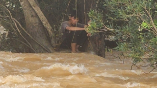 Kỳ tích sống sót sau 8 ngày mắc kẹt giữa dòng lũ dữ trên sông Ayun