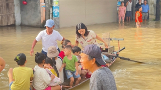 Ấm tình người nơi “rốn lũ” Thủ đô