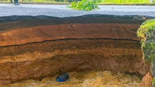 Hố “tử thần” xuất hiện giữa đường, nguy cơ chia cắt tỉnh lộ