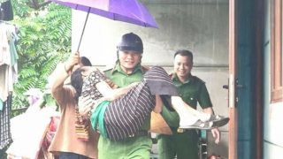 Công an tỉnh Thanh Hoá chung tay cùng nhân dân chống lụt