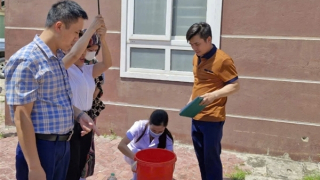 Lấy mẫu xét nghiệm nguồn nước nơi chung cư có 59 người dân bị tiêu chảy