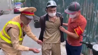 Mang ma túy trong người, gã đàn ông quay xe bỏ chạy khi gặp Cảnh sát 141