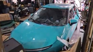 Taxi công nghệ lao vào cửa hàng, cụ bà 70 tuổi thoát nạn trong gang tấc