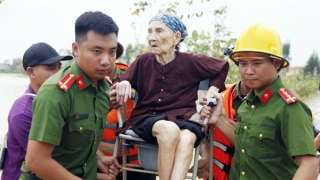 Những người đi về phía bão lũ