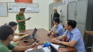 Mẫu thuẫn trong lúc nói chuyện, anh trai dùng dao chém em