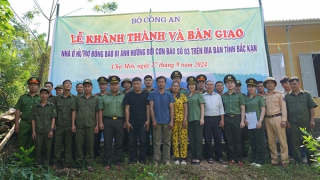 Bị lũ vùi lấp nhà, hộ nghèo ở Bắc Kạn được Bộ Công an dựng nhà mới