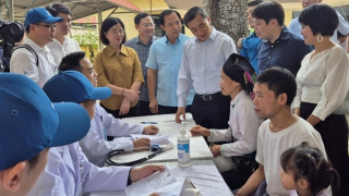 Hơn 1.000 người dân vùng lũ Hoà Bình được khám bệnh, phát thuốc miễn phí