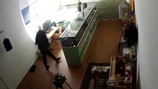 Trộm khoắng sạch tiệm trang sức bằng bạc lúc rạng sáng