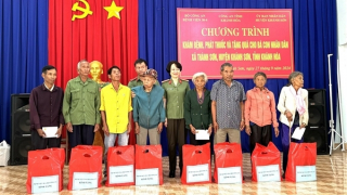 Bệnh viện 30-4 san sẻ yêu thương với đồng bào Raglai ở Khánh Hòa