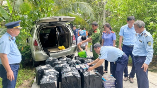 Tài xế chở thuốc lá lậu tông vào xe lực lượng chức năng