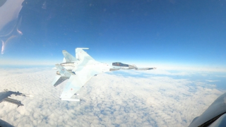 Khoảnh khắc Su-35 Nga bay cắt mặt F-16 Mỹ