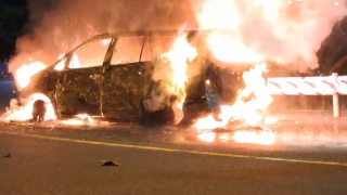 Xe du lịch cháy trơ khung khi vừa qua cầu Rạch Miễu