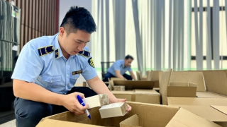 Thu giữ hơn 10.000 chai nước hoa không rõ nguồn gốc bán trên Tiktok “Phan Thủy Tiên”