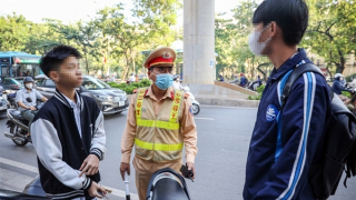 "Bố mẹ đi xe không đội mũ bảo hiểm" nên em không nắm được quy định này