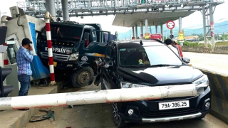 Xe ben tông xe du lịch và cabin Trạm thu phí Ninh Xuân trên QL26