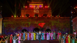 Khu di sản Hoàng thành Thăng Long lung linh trong đêm khai mạc Lễ hội Áo dài du lịch