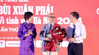 GS.TS.KTS Hoàng Đạo Kính nhận Giải thưởng Lớn của giải Bùi Xuân Phái – Vì Tình yêu Hà Nội