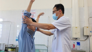 Chơi game trên điện thoại liên tục, nam sinh 15 tuổi liệt tứ chi phải cấp cứu