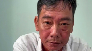 Đóng vai người bán vé số, chờ sơ hở để “gắp mồi”