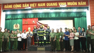 Bộ Công an tiếp nhận tác phẩm điêu khắc về 3 liệt sĩ Cảnh sát PCCC Công an quận Cầu Giấy