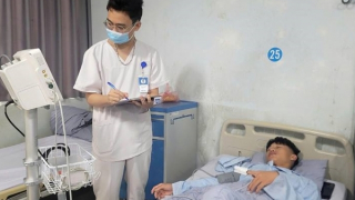 Tạm dừng bếp ăn để điều tra nguyên nhân khiến 50 học sinh, sinh viên phải nhập viện