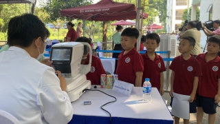 Cảnh báo khoảng 3 triệu trẻ em Việt Nam mắc tật khúc xạ