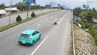 CSGT hỗ trợ xe taxi chở sản phụ bị vỡ ối đến bệnh viện an toàn