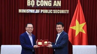 Minister Luong Tam Quang hosts Permanent Secretary of Singaporean Ministry of Home Affairs